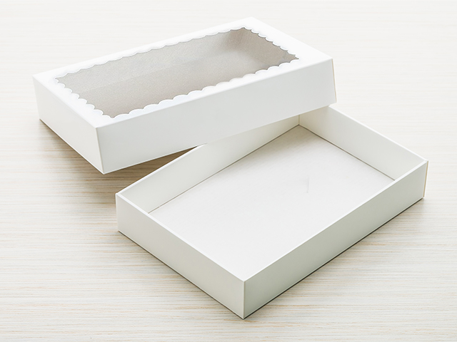 Картонная упаковка с крышкой-дном для макаронс из белого мелованного картона, с прозрачным окном, 340х120х120 мм